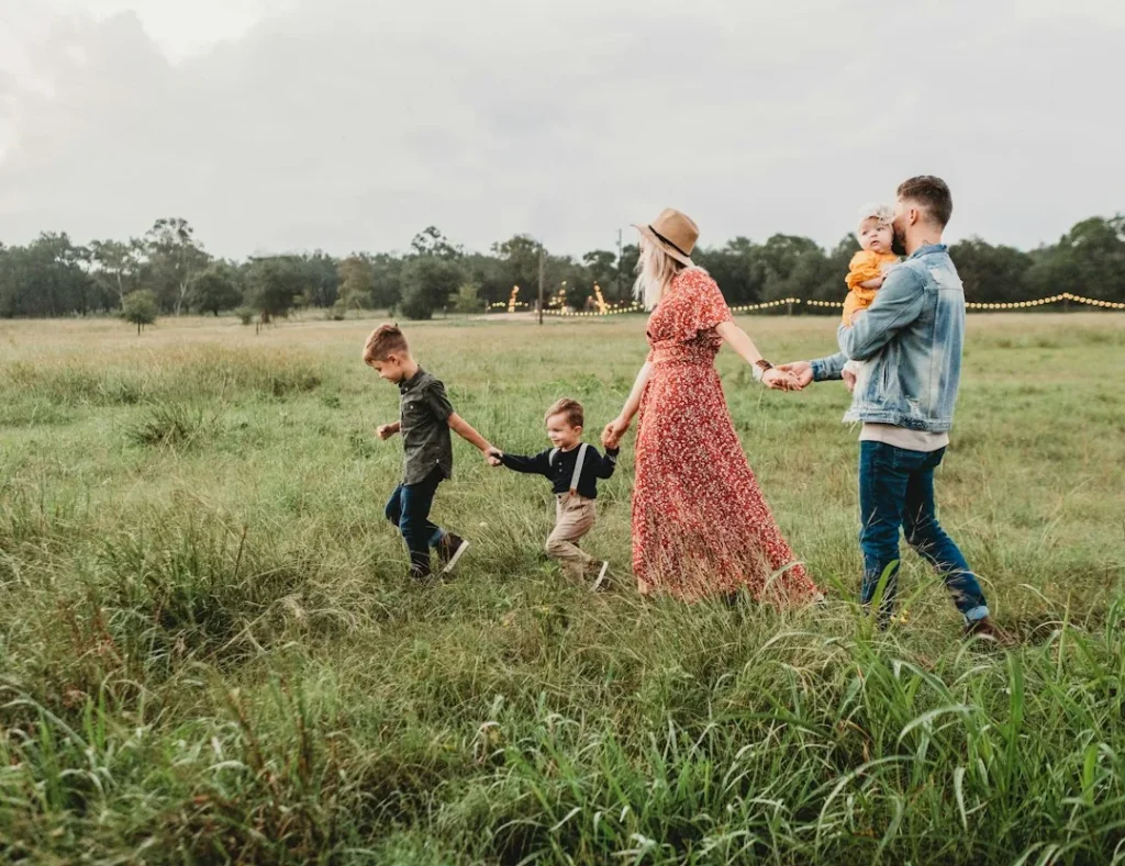 Une famille marchant ensemble dans une prairie